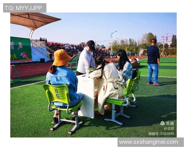 女生的白色足球袜展现青春活力与运动魅力的完美结合