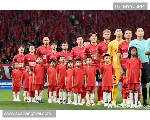 足球好看不仅在于比赛的激烈更在于团队精神与球迷的热情共鸣